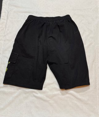 Bermuda Disclaimer Nera con Dettagli Giallo Fluo