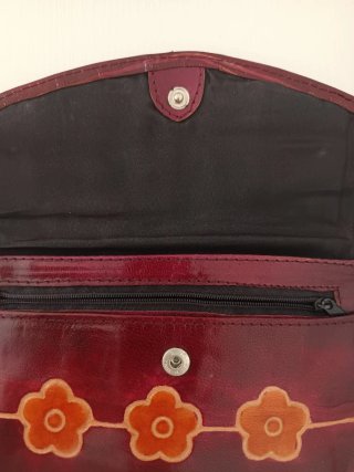 Cartera de cuero con flores