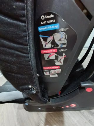 Silla de coche negra y gris