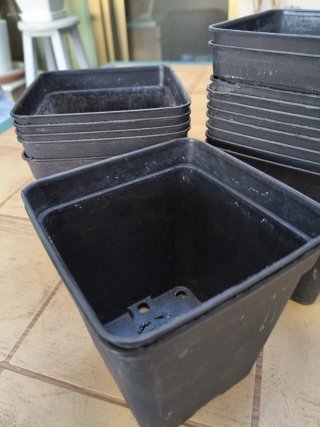 17 macetas cuadradas de plástico
