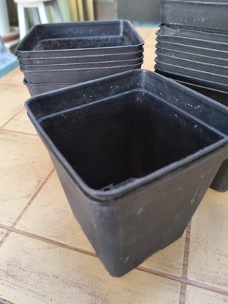 17 macetas cuadradas de plástico