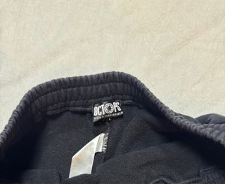 Pantaloncini neri con tentacoli arancioni