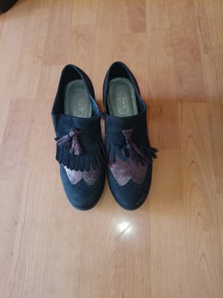 Mocasines H&D tacón negro y dorado