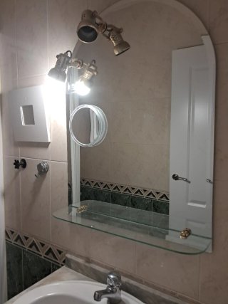 Mueble de baño con lavabo y espejo