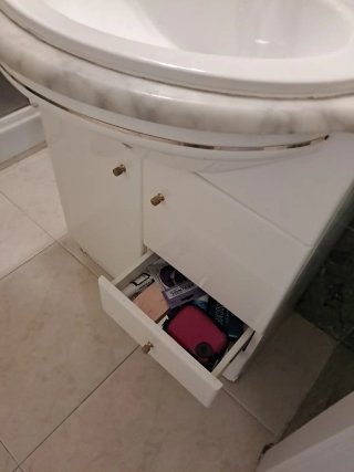Mueble de baño con lavabo y espejo