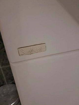 Mueble de baño con lavabo y espejo