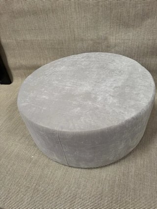 Puff rotondo grigio in velluto