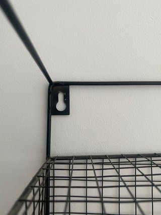 Estantería de pared metal negro y madera
