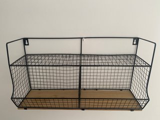 Estantería de pared metal negro y madera