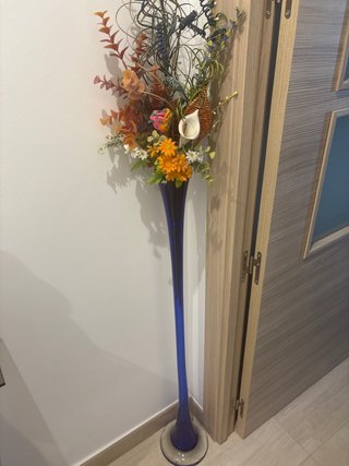 Florero alto de cristal azul y multicolor