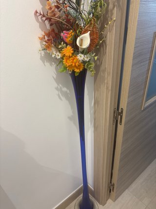 Florero alto de cristal azul y multicolor