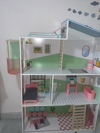 Casa de muñecas de madera