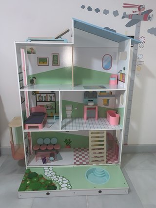 Casa de muñecas de madera
