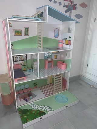 Casa de muñecas de madera