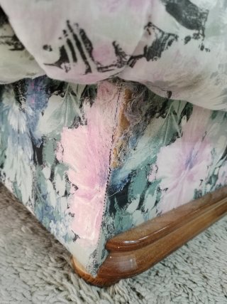Sofá cama clásico con estampado floral