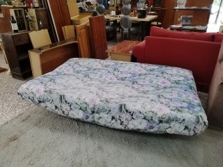 Sofá cama clásico con estampado floral