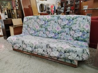 Sofá cama clásico con estampado floral