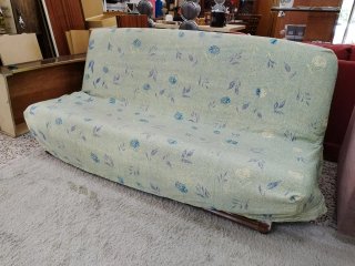 Sofá cama clásico con estampado floral