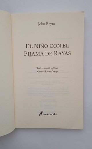 El niño con el pijama de rayas