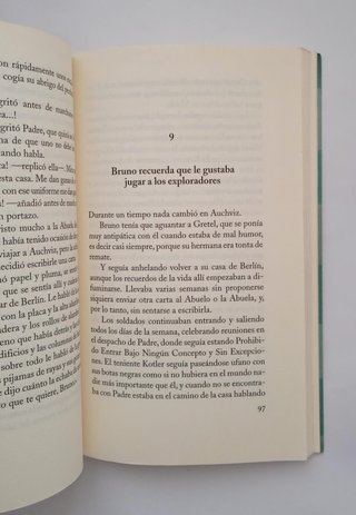 El niño con el pijama de rayas