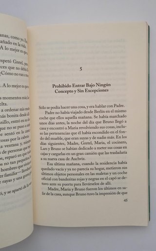 El niño con el pijama de rayas