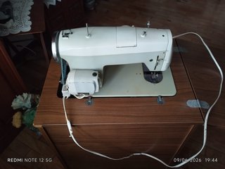 Máquina de coser blanca
