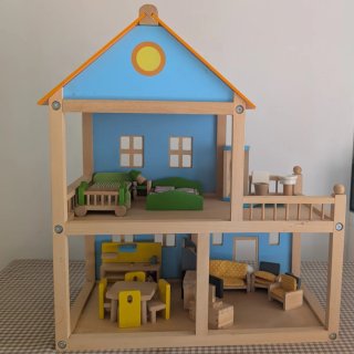 Casita de muñecas de madera