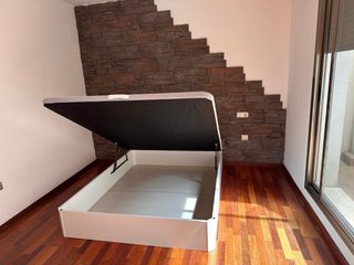 Canapé y Colchón de Tela y Madera