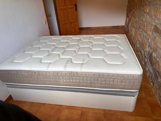 Canapé y Colchón de Tela y Madera