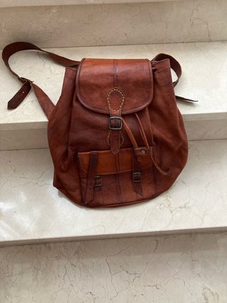 Mochila de cuero marrón