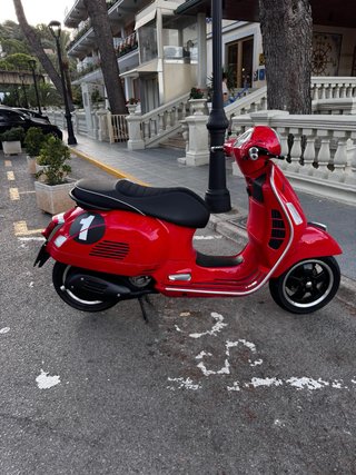 Vespa GTS 300 cc Roja
