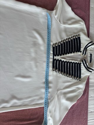 Camisa blanca con detalles militares