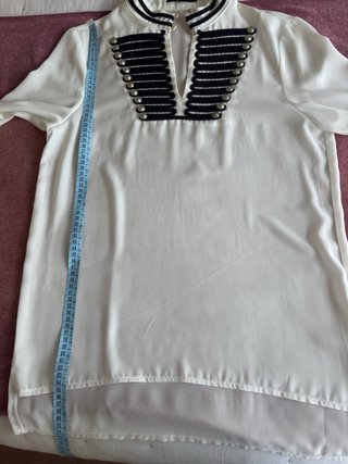 Camisa blanca con detalles militares
