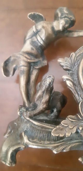 Reloj de bronce con ángel y perro