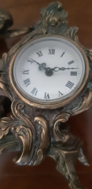 Reloj de bronce con ángel y perro