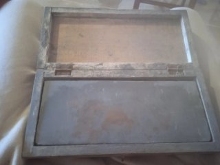 Caja antigua de madera con piedra interior