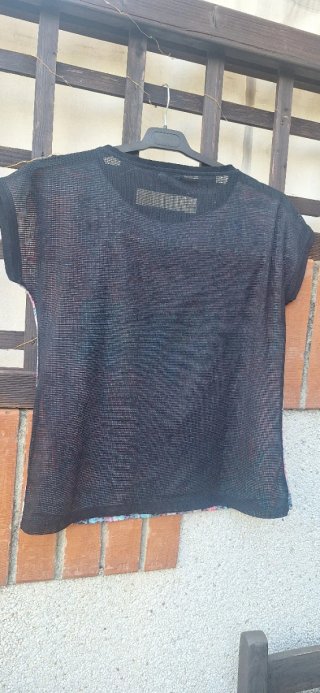 Camiseta multicolor con transparencias