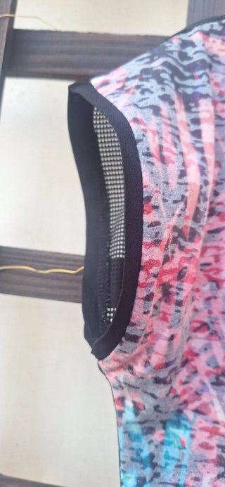 Camiseta multicolor con transparencias