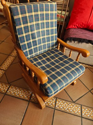 Sillón balancín de madera y tela