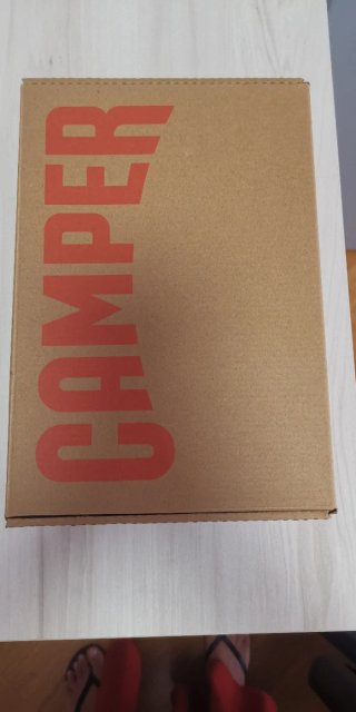 Zapatillas Camper Blancas con cordon blanco roto.