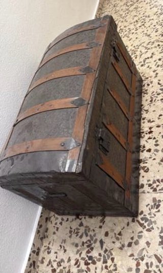 Baúl antiguo de madera y metal