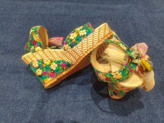 Sandalias cuña flores.