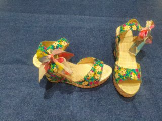 Sandalias cuña flores.