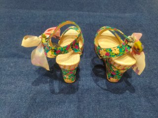 Sandalias cuña flores.