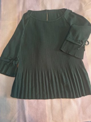 Camisa verde plisada mujer