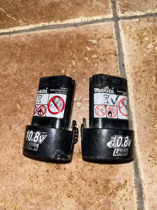 2 Baterías Makita 10.8V Li-ion