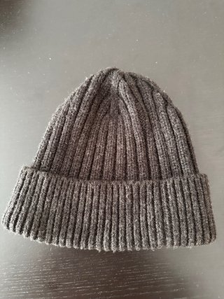 Gorro de lana gris oscuro