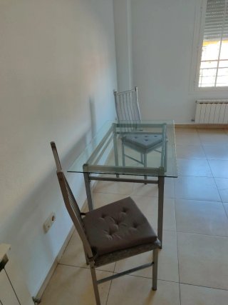 Mesa cristal y metal con 4 sillas tapizadas OFERTA