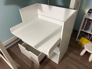 Cama alta con escritorio y cambiador