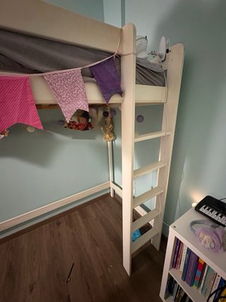 Cama alta con escritorio y cambiador